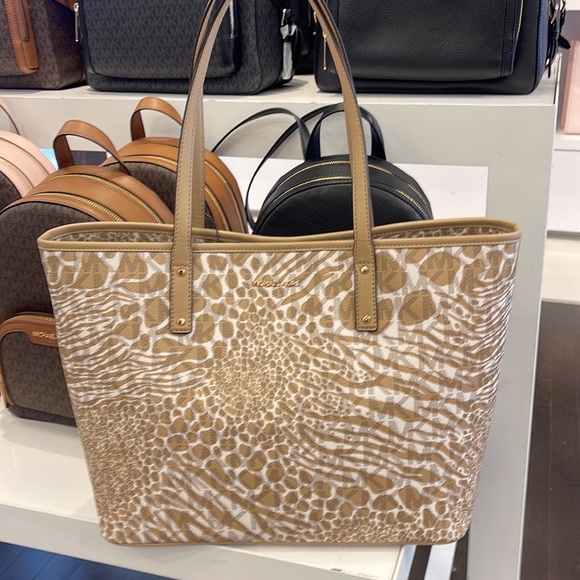 Michael Kors, this Carter Signature Animal Print Semi Lux Open Tote Handbag 
NWT - Picture 10 of 16